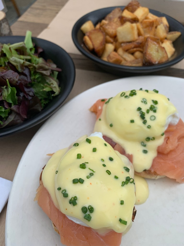 Smoked salmon benedict